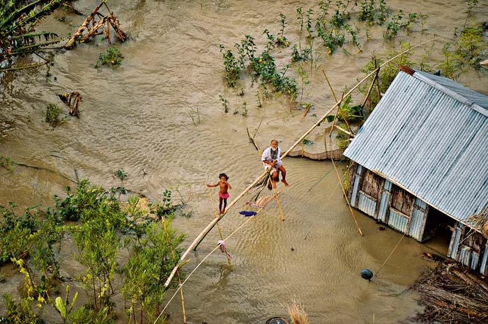 Casa inundada en el sur de Dacca, Bangladesh